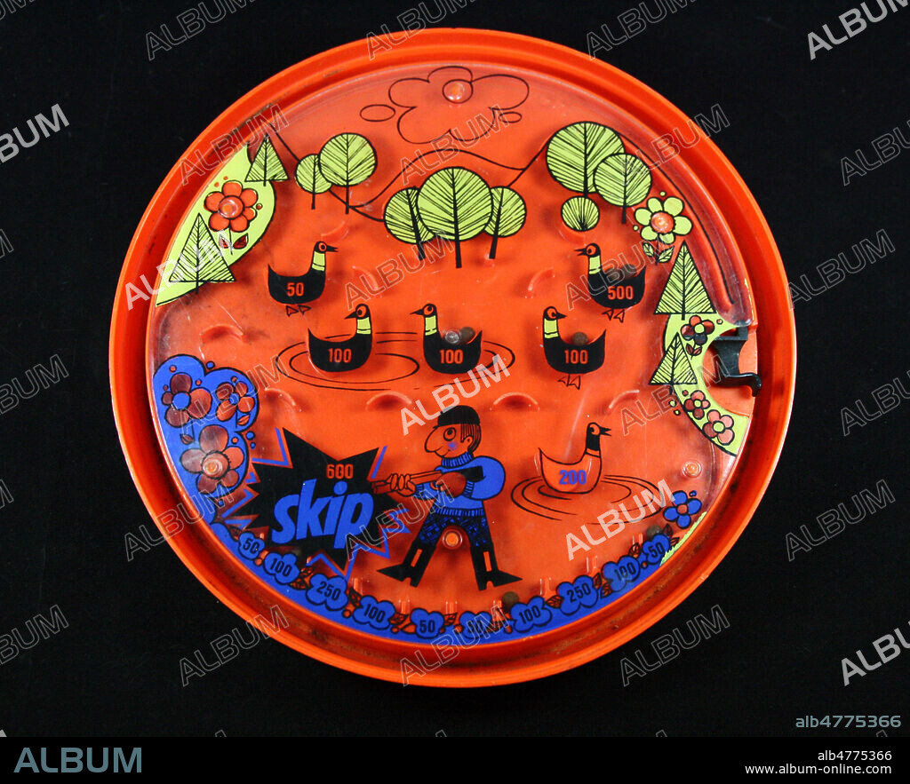 Couvercle de baril de lessive Skip avec jeu de flipper vers 1970. Credit : Coll. ELZINGRE / Kharbine-Tapabor.
