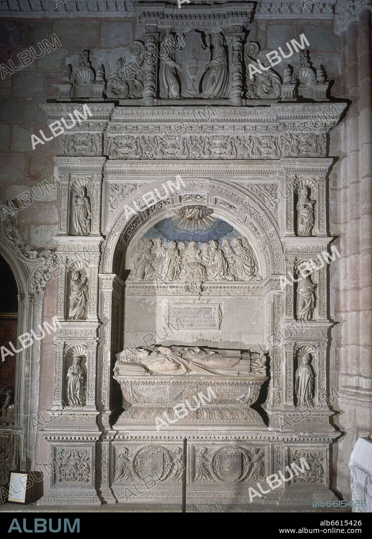 SEPULCRO DE DON FERNANDO DE ARCE OBISPO DE CANARIAS EN LA CAPILLA DE LOS ARCE DE LA CATEDRAL DE SIGÜENZA - SIGLO XVI - ESTILO PLATERESCO.