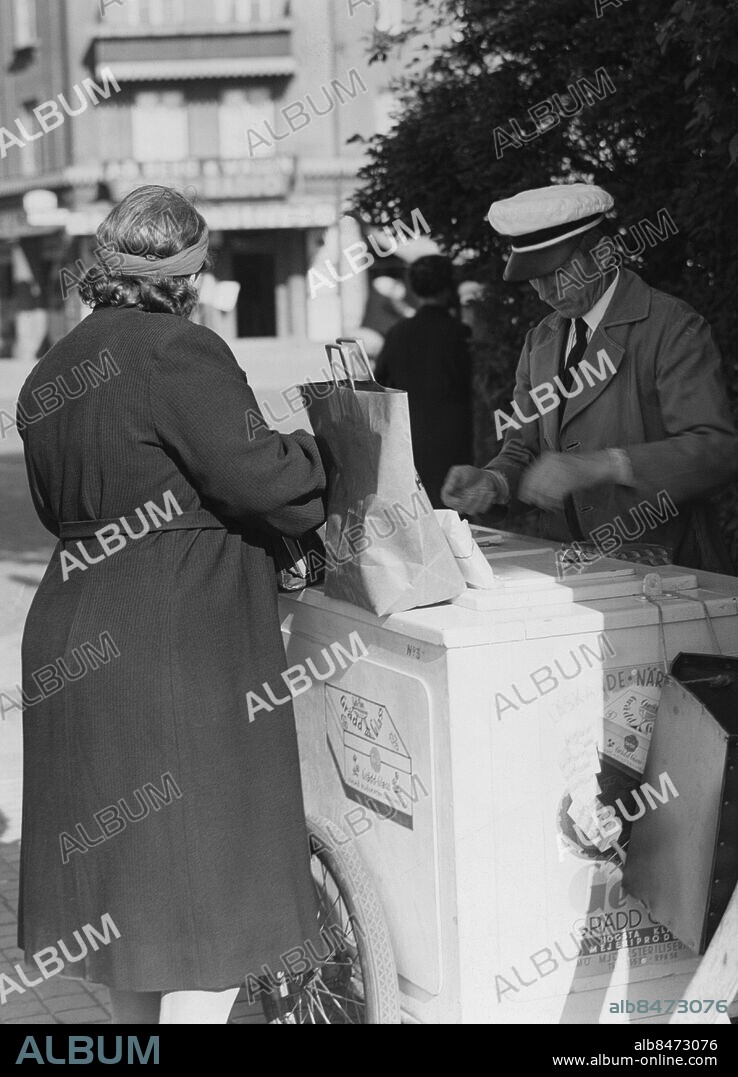 GeGe-glas glass glassförsäljning manlig glasförsäljare på Värnhemstorget i Malmö. I bakgrunden Sallerupsvägen riktning Bulltofta. 1944. (c) Sydsvenskan /IBL Bildbyrå.