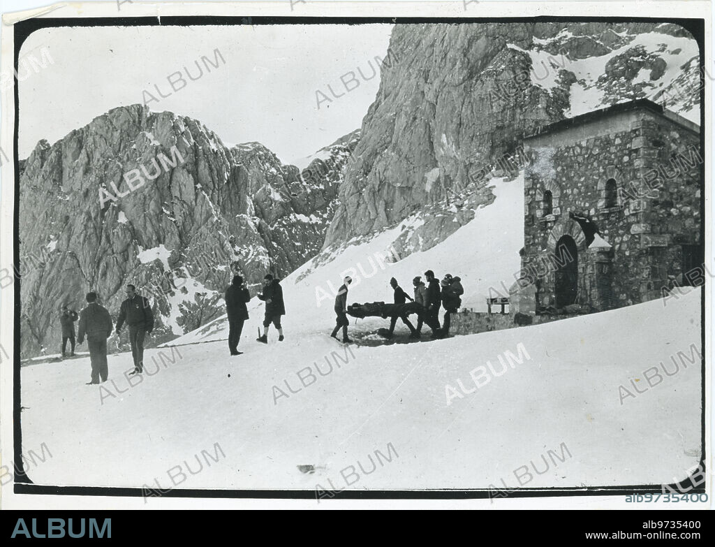 Naranjo de Bulnes (Asturias), febrero de 1970. Rescate de los alpinistas Gervasio Lastra y José Luis Arrabal. En la imagen, traslado de José Luis Arrabal en camilla al refugio de Vega Urriello.