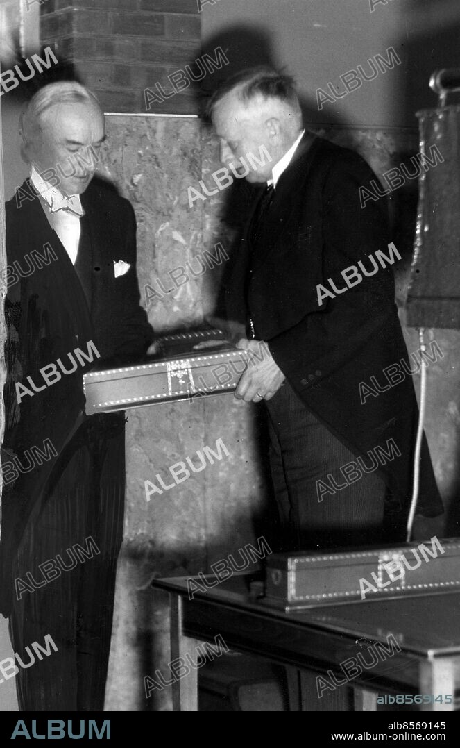 File Nobel Peace 1931 - The chairman of the Norwegian Nobel Comitee, professor Fredrik Stang delivers the Nobel Peace Prize to the american minister in Oslo,Hoffman Philips who recieves the prize on behalf of the two rewarded Jane Addams and Nicholas Murray Butler. Foto: TT Kod: 194 COPYRIGHT SCANPIX SWEDEN.