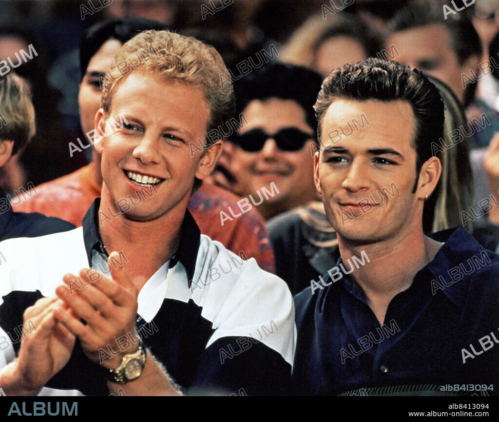 IAN ZIERING and LUKE PERRY in BEVERLY HILLS,90210, 1990, directed by DANIEL ATTIAS, DAVID SEMEL, JASON PRIESTLEY and MICHAEL LANGE. Copyright Spelling Television / 90210 Productions.