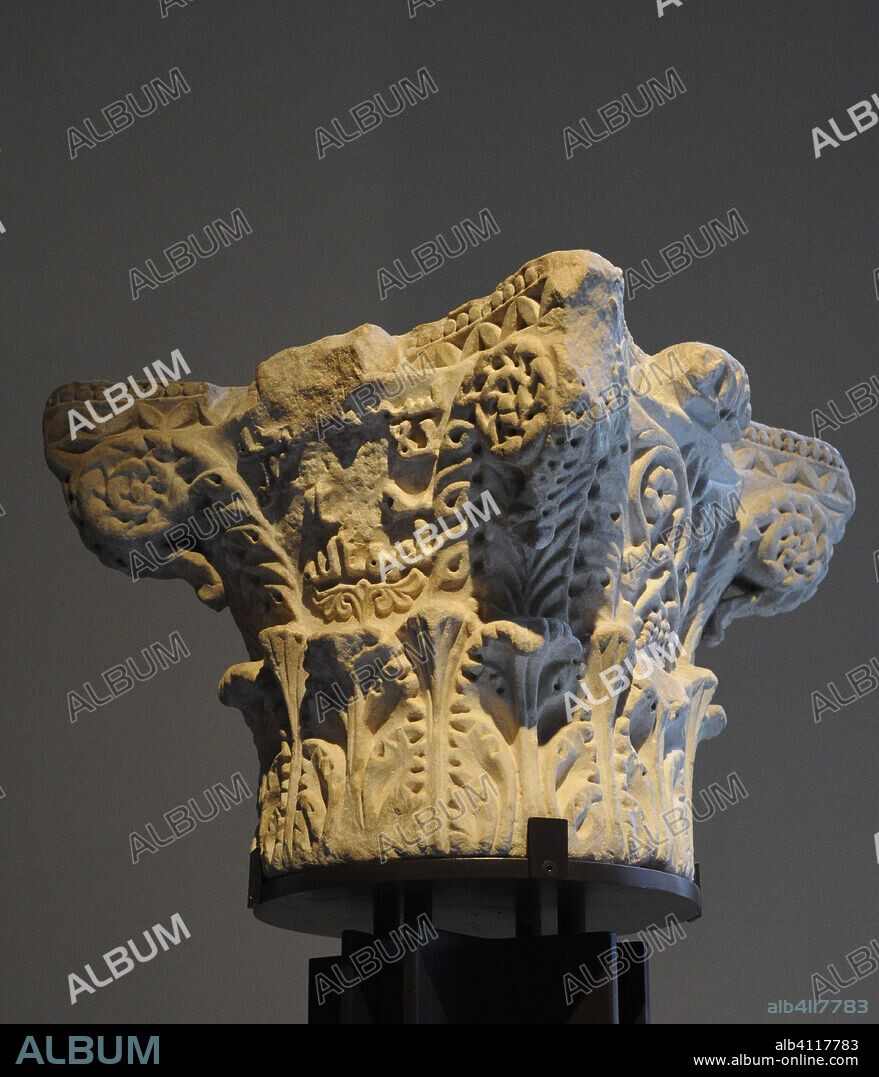 Capitel de Abd al-Rahman II. Mediados del siglo IX. Emirato de Córdoba. Mármol. Procede de la Casa Solariega del Gran Capitán de Córdoba (Andalucía). Museo Arqueológico Nacional. Madrid. España.