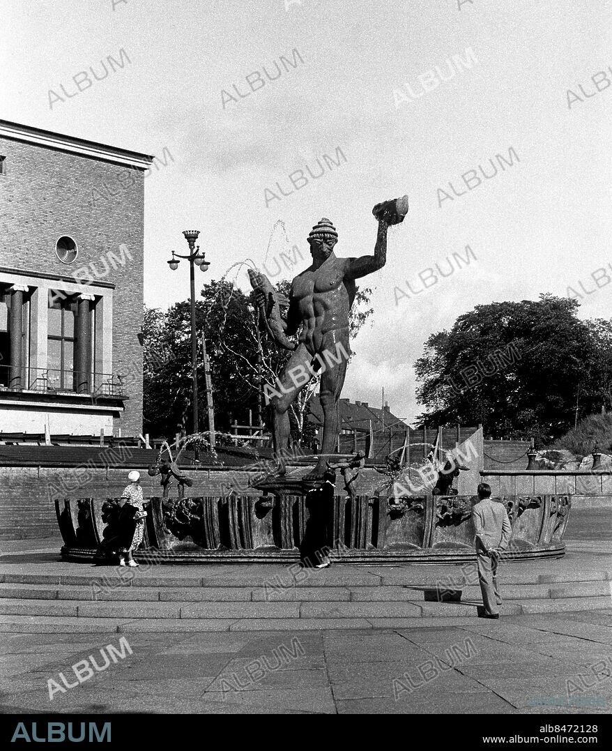 ARKIV 1933 . Götaplatsen med skulpturen Poseidon av Carl Milles som invigdes 24 september 1931. Platsen är ritad av arkitekterna Sigfrid Ericson och Arvid Bjerke.. Götaplatsen in Gothenburg with the statue Poseidon by Swedish sculptor Carl Milles.. Foto: TT / Kod 1900.