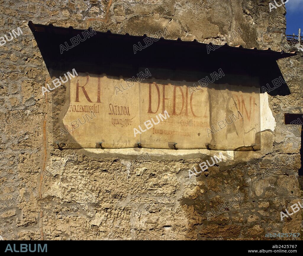 ARTE ROMANO. ITALIA. Detalle de uno de los numerosos grafitis que tapizaban las fachadas de las casas de la Via de la Abundancia. Se trataban de inscripciones de propaganda electoral, anuncios de tabernas y publicidad de negocios. POMPEYA. La Campania.