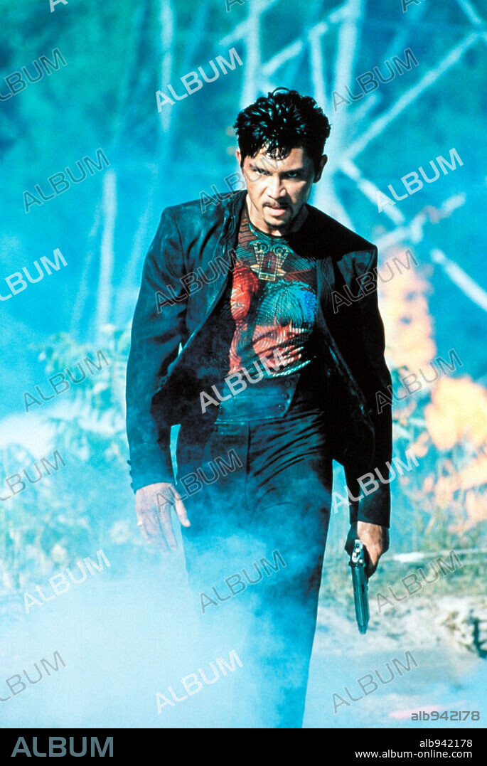 LOU DIAMOND PHILLIPS en EQUIPO MORTAL, 1998 (THE BIG HIT). Copyright TRISTAR PICTURES / MACAULAY, BRUCE.