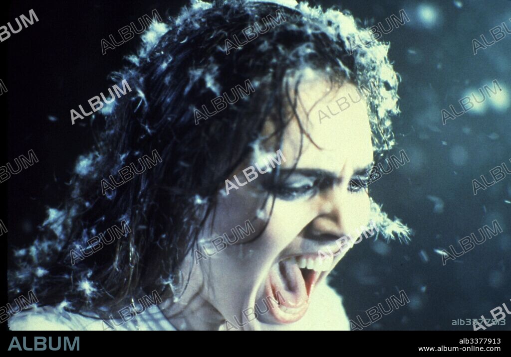 ASHLEY LAURENCE en HELLRAISER: LOS QUE TRAEN EL INFIERNO, 1987 (HELLRAISER), dirigida por CLIVE BARKER. Copyright CINEMARQUE-FILM FUTURES/NEW WORLD.