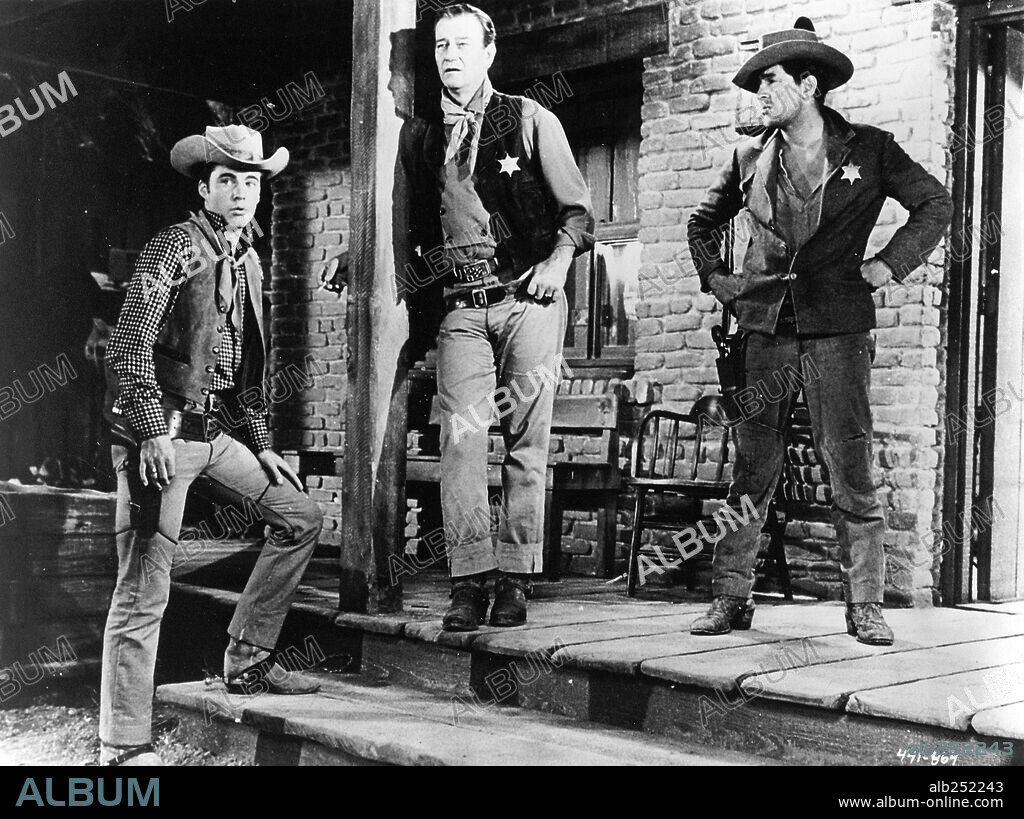 DEAN MARTIN, JOHN WAYNE y RICK NELSON (RICKY) en RIO BRAVO, 1959, dirigida por HOWARD HAWKS. Copyright WARNER BROTHERS.
