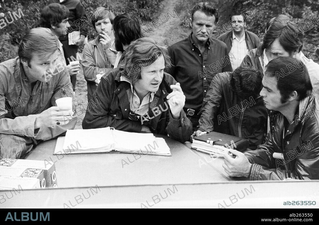 BURT REYNOLDS, JOHN BOORMAN y JON VOIGHT en DEFENSA, 1972 (DELIVERANCE), dirigida por JOHN BOORMAN. Copyright WARNER BROTHERS.