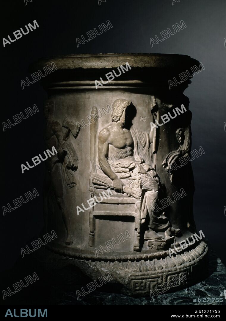Puteal de la Moncloa. Brocal de pozo en mármol, elemento decorativo de una casa romana. Los relieves representan el nacimiento de Atenea. Siglo I d.C. Altura: 99,5 cm. Diámetro: 84 cm.