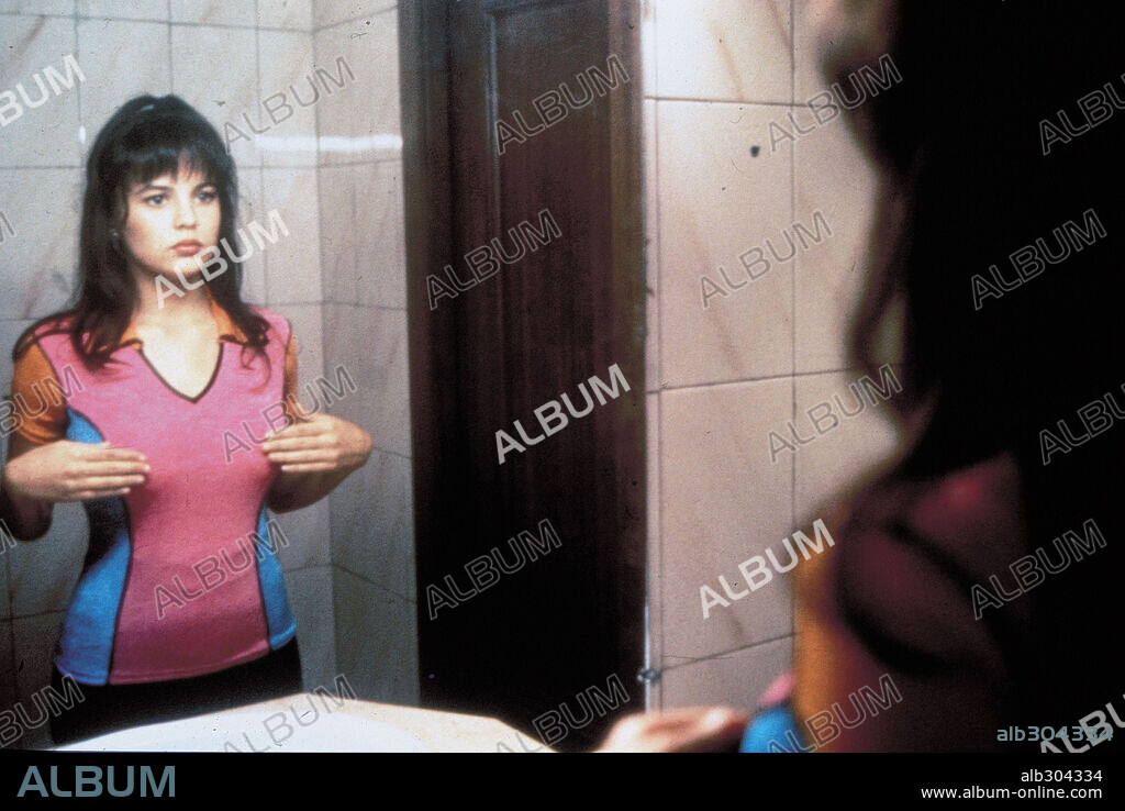 ELENA ANAYA en AFRICA, 1996, dirigida por ALFONSO UNGRIA. Copyright SOGETEL/BOCABOCA PRODUCCIONES, S.A.