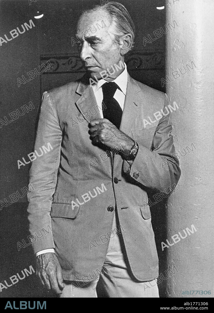 Leo castelli leaning on a column. The Italian contemporary art gallery owner Leo Castelli is leaning on a column. New York, 1970s.