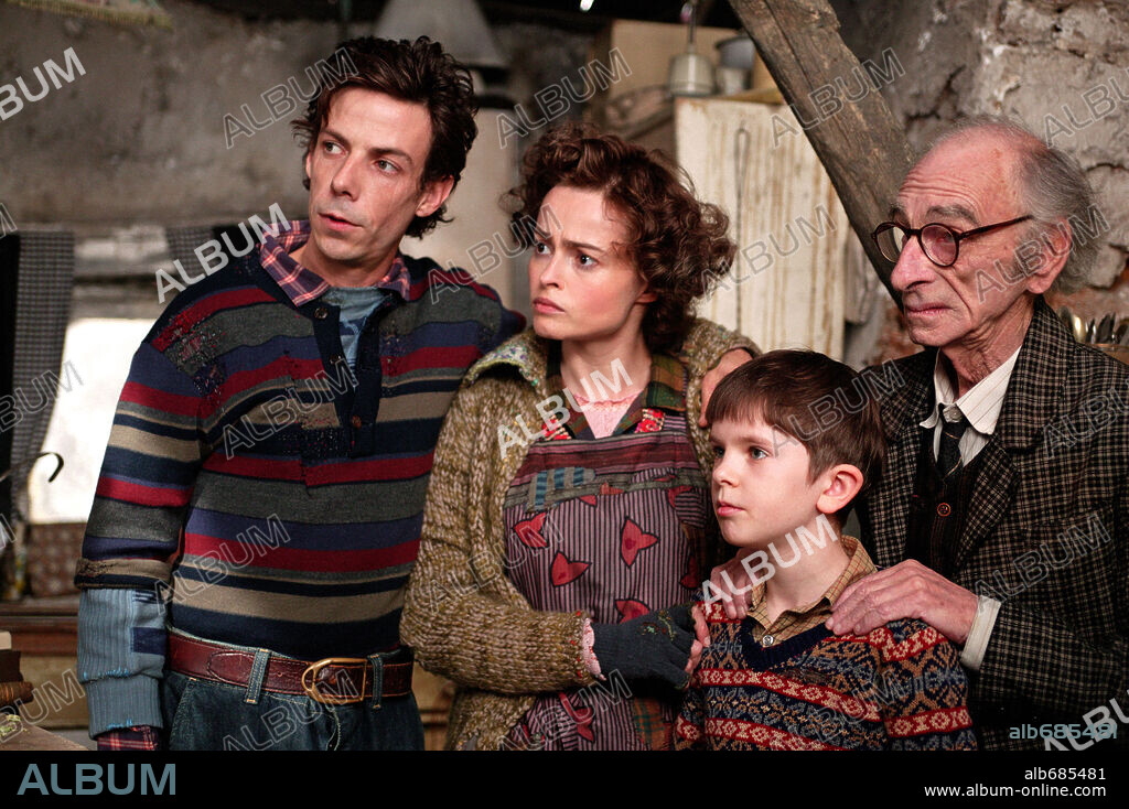 DAVID KELLY, FREDDIE HIGHMORE, HELENA BONHAM CARTER y NOAH TAYLOR en CHARLIE Y LA FABRICA DE CHOCOLATE, 2005 (CHARLIE AND THE CHOCOLATE FACTORY), dirigida por TIM BURTON. Copyright WARNER BROS. / MOUNTAIN, PETER.