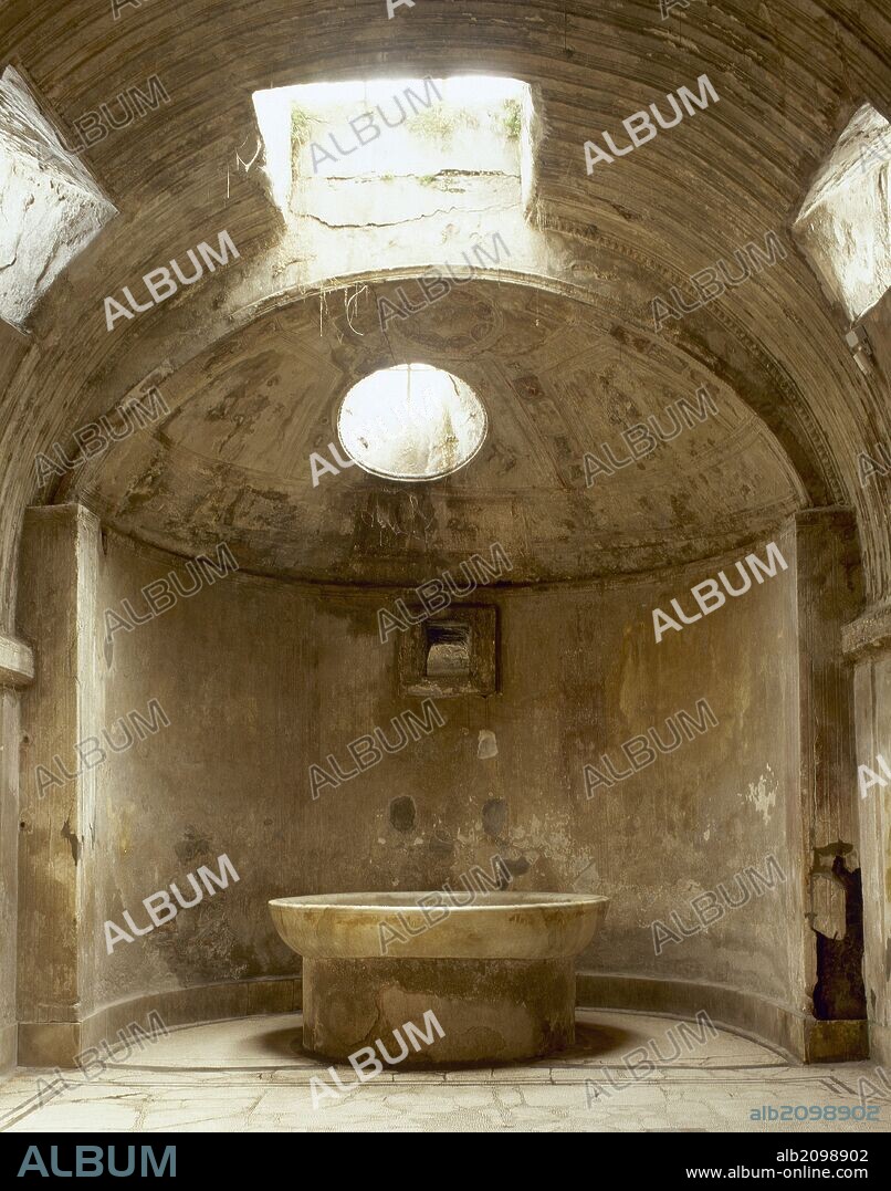 ARTE ROMANO. ITALIA. TERMAS DEL FORO. Construidas en el primer periodo de la colonia romana por Lucio Cesio con fondos públicos, constituían los baños públicos de la ciudad. Vista del interior del"CALEDARIUM"o sala del baño caliente. Al fondo bañera de mármol. POMPEYA. La Campania.