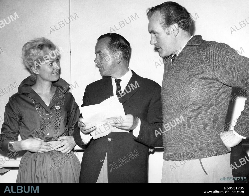 MALMÖ 1962-07-27.. Ragna Nyblom, skådespelerska och hallåa, som skall göra "Ninni" i Bo Skölds "Min kära är en ros", som har premiär på Intiman i Malmö den 25 aug. Här ses hon tillsammans med teaterchefen Gösta Folke och en annan av stadsteaterns nyförvärv, skådespelaren Gunnar Öhlund, som kommer i "Dans under stjärnorna".. Foto: Nils Olof Nilsson / AB Text & Bilder / SVT / Kod: 5600. Mapp: Nyblom, Ragna. Trio.