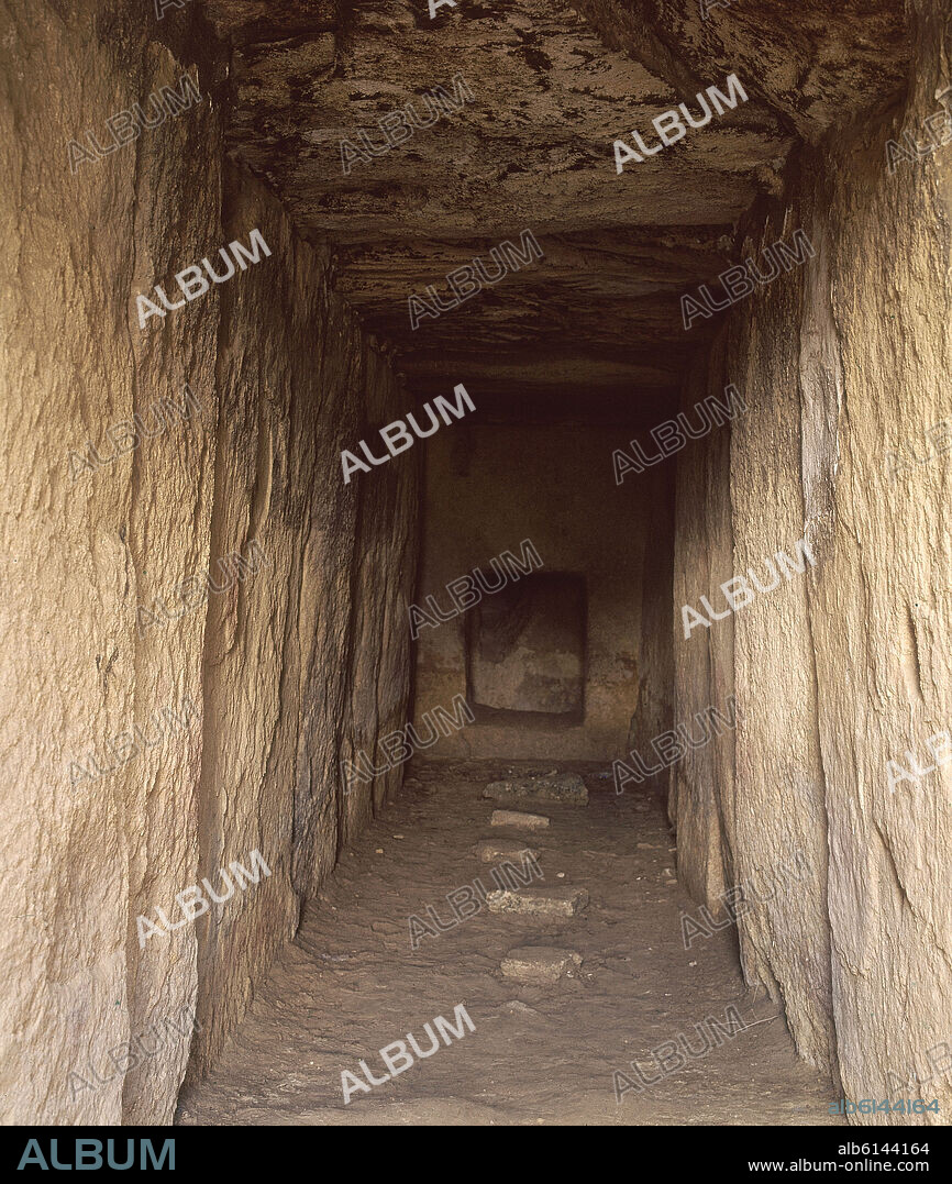 VISTA DEL INTERIOR DEL DOLMEN DE LA CUEVA DE LA MENGA.