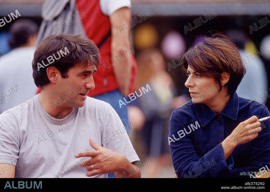 MARILYNE CANTO and SERGI LOPEZ in WOMEN OR CHILDREN FIRST, 2002 (LES FEMMES... OU LES ENFANTS D'ABORD...), directed by MANUEL POIRIER. Copyright SALOME/ARP/STUDIO CANAL/FRANCE 2 CINEMA/ESICMA.