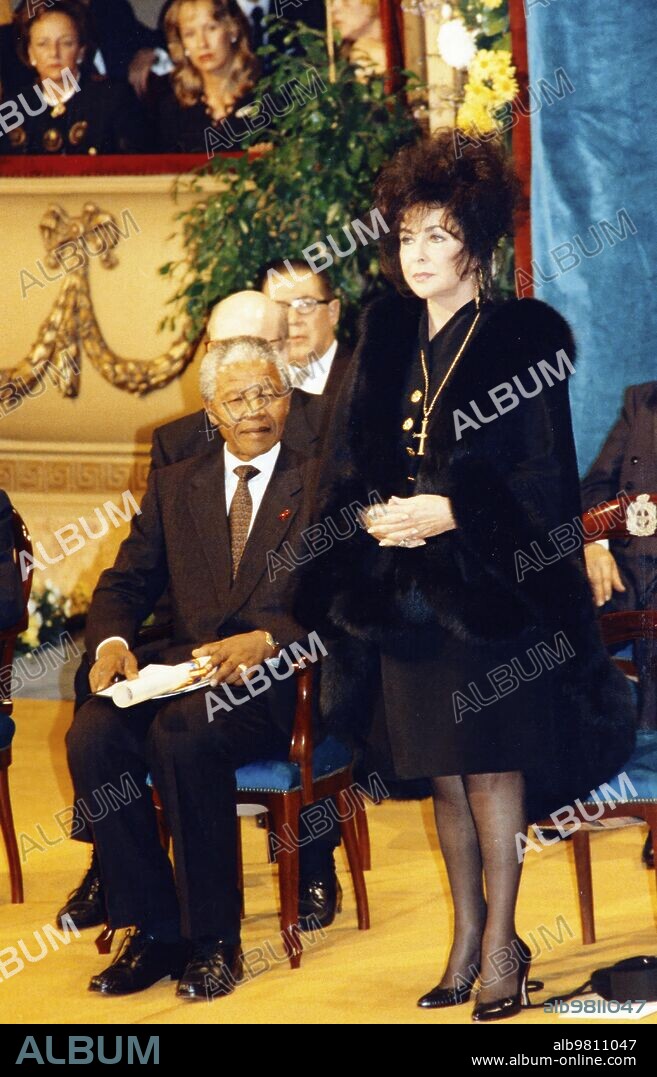 30 octubre 1992. Elizabeth Taylor y Nelson Mandela en la ceremonia de entrega de los Premios príncipe de Asturias, Quienes Han Recibido respectivamente el de la concordia y el de cooperación Internacional. Elizabeth Taylor lo ha Recibido como presidenta de la Amfar (fundación americana para la investigación del Sida).