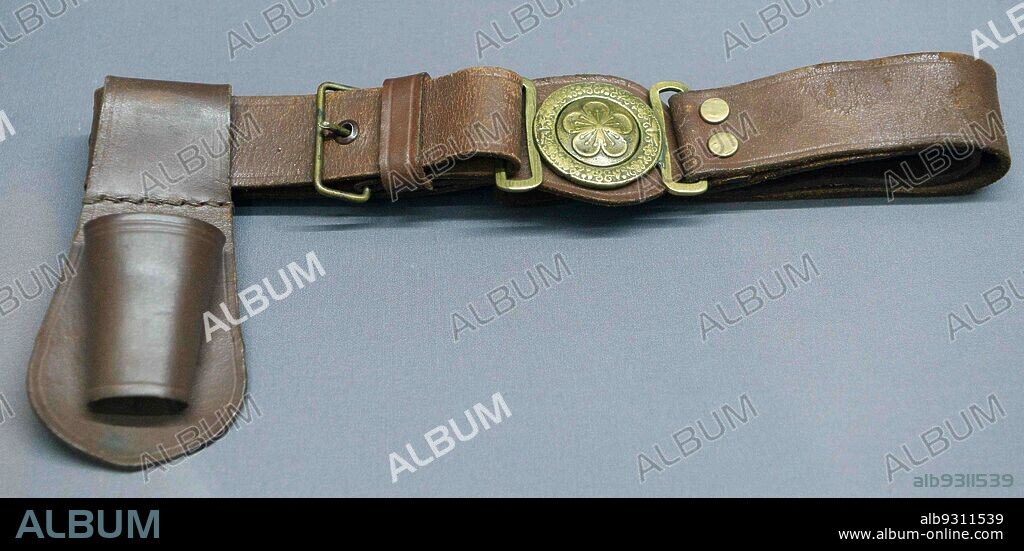 Korean Empire: military belt, around 1900. A cucumber flower pattern symbolizing the royal family of the Joseon Dynasty and the royal family of the Korean Empire is engraved on the buckle. The Korean Empire (1897-1910) was a tyrannical monarchy established by Joseon (1392-1910) proclaiming an empire.