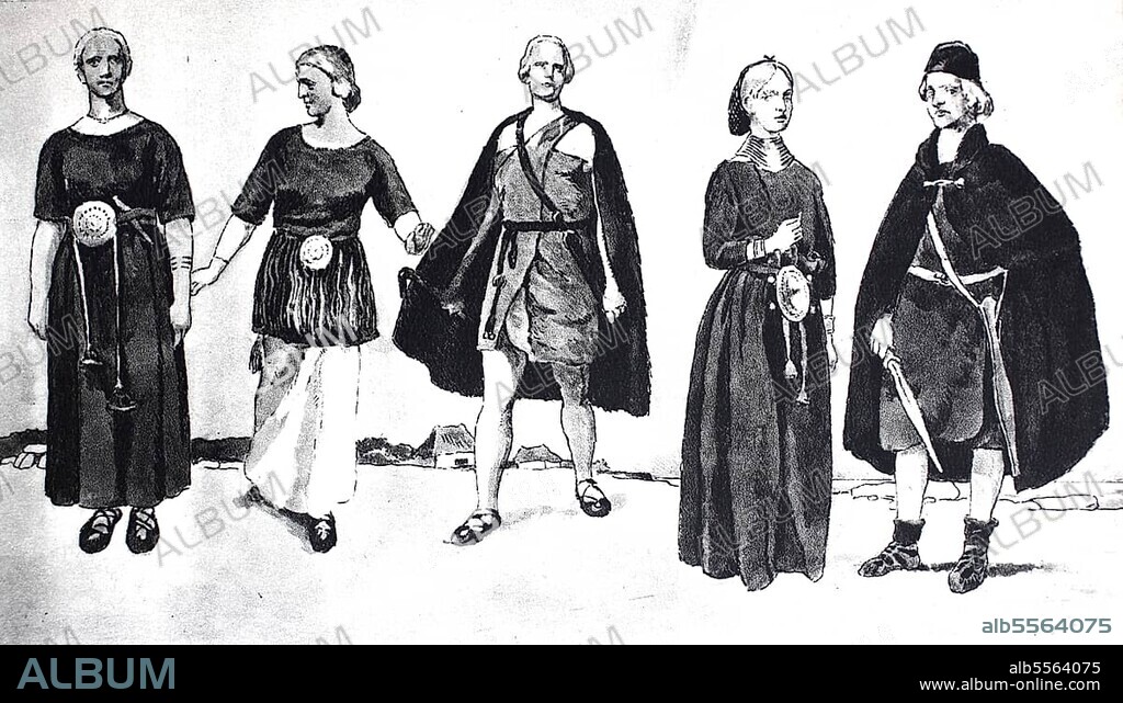 Kleidung der Germanen, Germanen in Jütland, Bronzezeit 2000-800 v. Chr. von links, Frauenkleidung, Mädchenkleidung mit Kordelrock um die Taille, Männerkleidung ist eine Tunika und ein Mantel und dann Frauen- und Männerkleidung durch Konstruktionen im Museum von Kopenhagen, digital verbesserte Reproduktion einer Illustration aus dem 19. Jahrhundert.