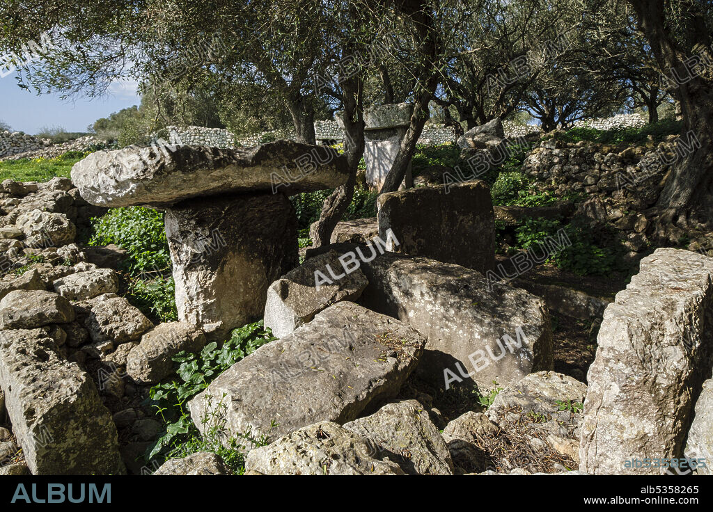Torrellafuda, Taula shrine-enclosure, Talayotic town, Ciutadella, Menorca, Balearic Islands, Spain.