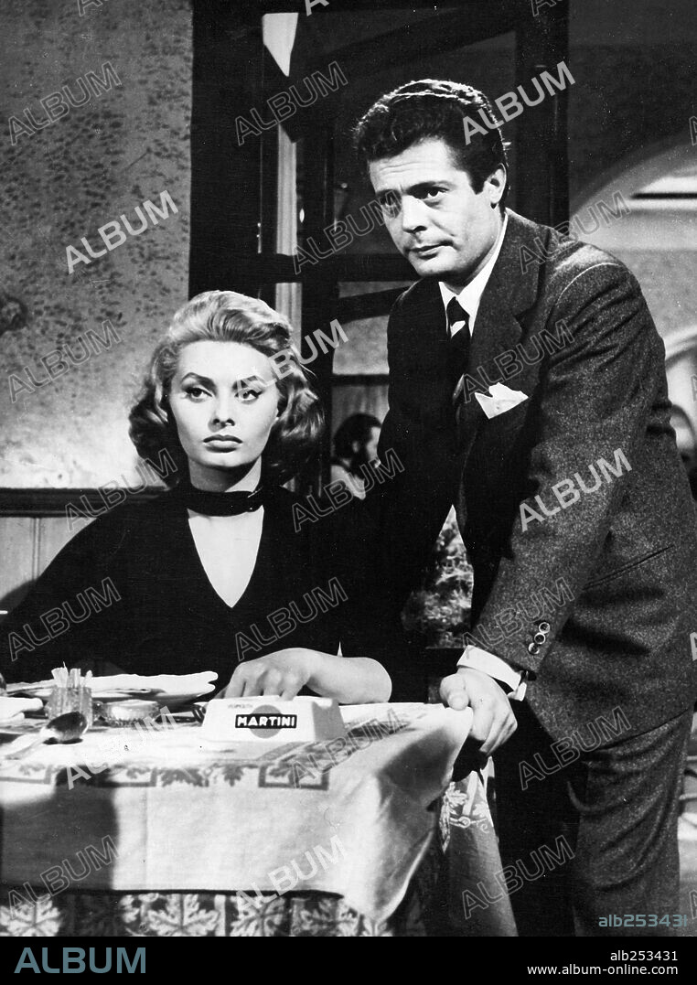 LOREN SOPHIA / LOREN SOFIA 1934/ et MARCELLO MASTROIANNI. MARCELLO MASTROIANNI et SOPHIA LOREN dans LA FORTUNA DI ESSERE DONNA, 1956, réalisé par ALESSANDRO BLASETTI.