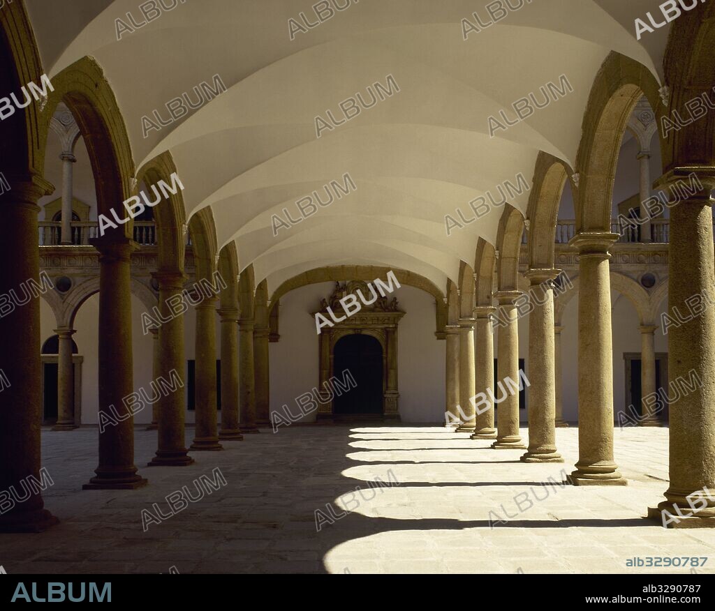 HOSPITAL TAVERA (Hospital de Afuera). Construido por Bartolomé Bustamante, Hernán González de Lara y los Vergara entre 1541 y 1626. Detalle central del doble patio, de 96 arcos y 112 columnas. TOLEDO. Castilla-La Mancha. España.