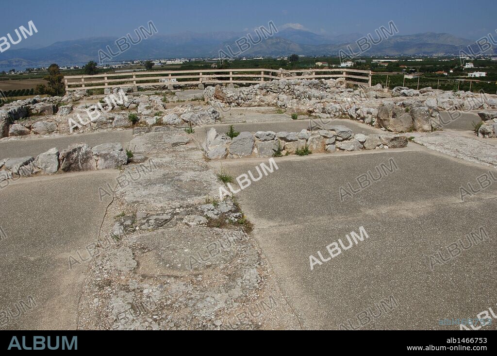 ARTE MICENICO. GRECIA. TIRINTO. Ciudad micénica que empezó a poblarse en el periodo Proto-Heládico, durante el tercer milenio a. C. Vista de la TERRAZA SUPERIOR con los restos del Palacio. Provincia de Argólida. Región del Peloponeso.