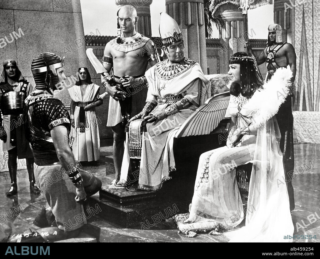 ANNE BAXTER, CEDRIC HARDWICKE, CHARLTON HESTON et YUL BRYNNER dans THE TEN COMMANDMENTS, 1956, réalisé par CECIL B DEMILLE. Copyright PARAMOUNT PICTURES.