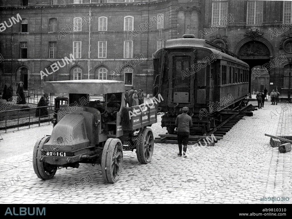 8 abril 1927. Paris.- el vagón Dónde se Firmó el armisticio tras la primera Guerra Mundial, Siendo retirado del patio de los Inválidos.