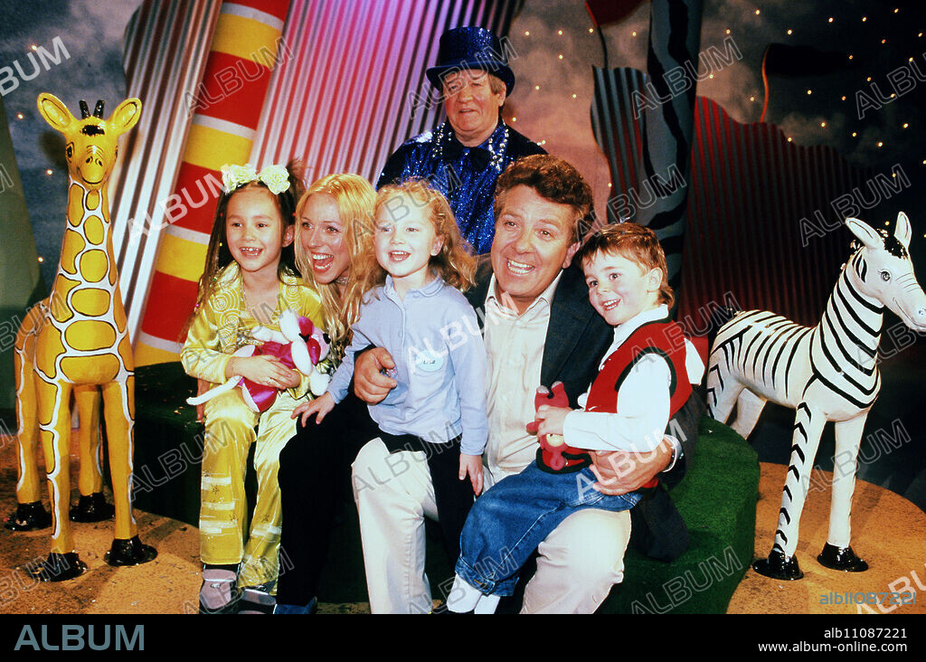 CHILDREN'S TALK WITH MICHAEL New episodes of "Kids' TALK with Michael" from Berlin's Friedrichstadt-Palast". Photo: MICHAEL SCHANZE, BOBBY FLITTER, LOONA (guest star) and children. / Headline: CHILDREN'S TALK WITH MICHAEL.