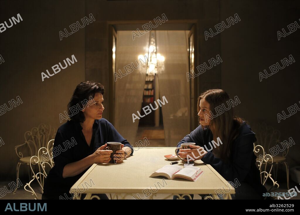 JULIETTE BINOCHE y LOU DE LAAGE en LA ESPERA, 2015 (L' ATTESA), dirigida por PIERO MESSINA. Copyright INDIGO FILM/BARBARY FILMS/MEDUSA FILMS/PATHE/BANCA NUOVA/ Cort.