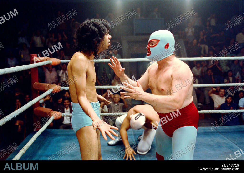 HECTOR JIMENEZ y JACK BLACK en SUPER NACHO, 2006 (NACHO LIBRE), dirigida por JARED HESS. Copyright PARAMOUNT PICTURES / DAZA, DANIEL.