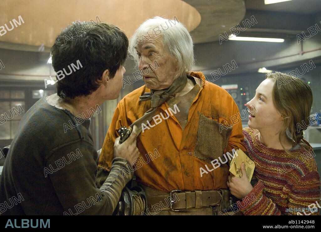 HARRY TREADAWAY, MARTIN LANDAU and SAOIRSE RONAN in CITY OF EMBER, 2008, directed by GIL KENAN. Copyright WALDEN MEDIA.