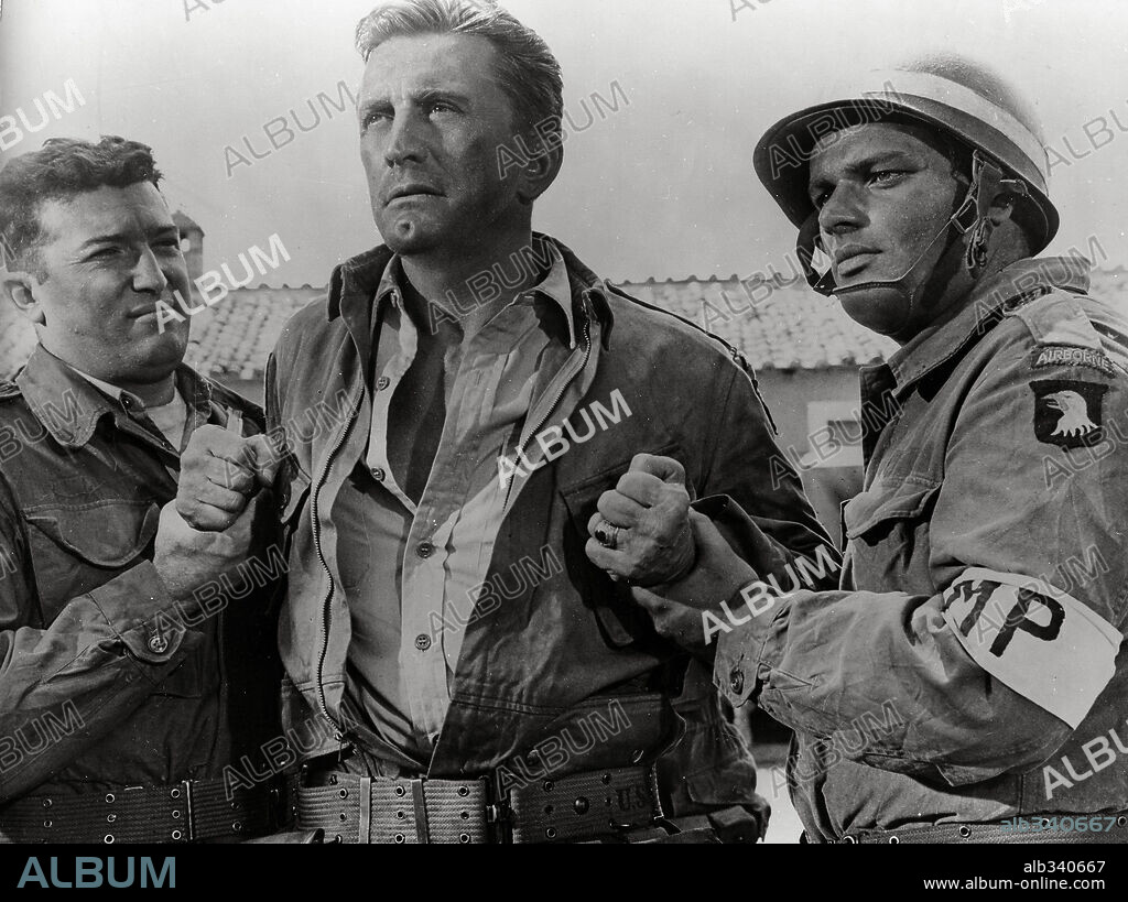 KIRK DOUGLAS en LA SOMBRA DE UN GIGANTE, 1966 (CAST A GIANT SHADOW), dirigida por MELVILLE SHAVELSON. Copyright UNITED ARTISTS.