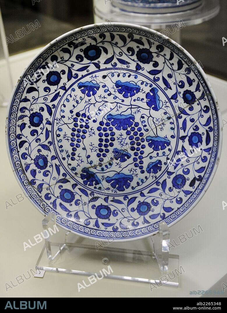ARTE ISLAMICO. TURQUIA. Plato ricamente decorado con elementos de color azul, blanco y turquesa. Iznik. Cerámica vidriada. 1530-1545, Museo Arqueológico. Estambul. Turquía.