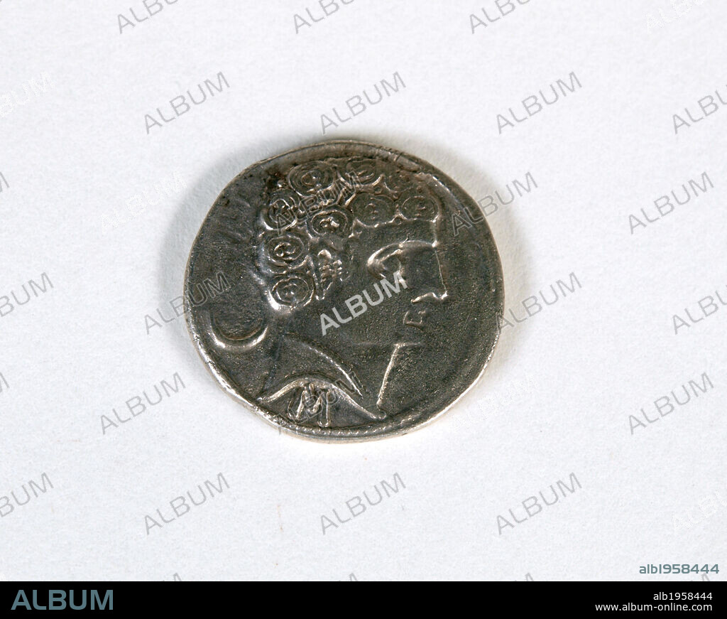 ARTE CELTIBERO. ESPAÑA. DENARIO DE PLATA. Datado entre finales del siglo II a. C. y principios del siglo I a. C. Moneda acuñada en la ceca de Sekobirikes, probablemente situada en Pinilla de Trasmonte, provincia de Burgos. Fue localizada en el yacimiento de El Llano de la Horca, en Santorcaz (Comunidad de Madrid). Museo Arqueológico Regional de la Comunidad de Madrid. Alcalá de Henares.