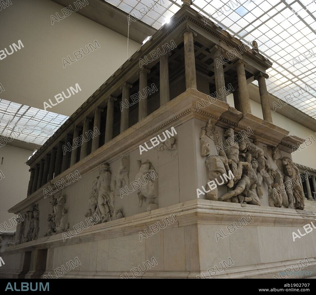 ARTE GRIEGO. PERIODO HELENISTICO. ASIA MENOR. ALTAR DE ZEUS O ALTAR DE PERGAMO. Construído por orden de Eumenes II Sóter entre 164 y 156 aC. Los relieves los realizaron artistas de la Escuela de Pérgamo, en estilo barroco helénico. S. II aC. Museo de Pérgamo (Isla de los Museos). Berlín. Alemania. Europa.