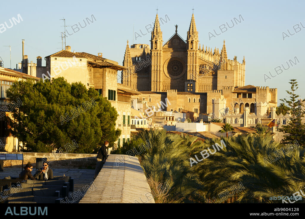 Catedral de Mallorca desde la terraza d' es Baluard (Museu d'art modern i contemporani de Palma).Palma.Mallorca.Islas baleares.España.