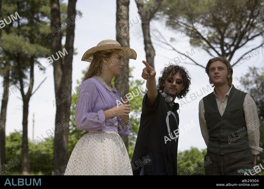 FRANÇOIS GIRARD, KEIRA KNIGHTLEY and MICHAEL PITT in SILK, 2007, directed by FRANÇOIS GIRARD. Copyright BEE VINE PICTURES/FANDANGO/RHOMBUS MEDIA/VICE VERSA FILM.