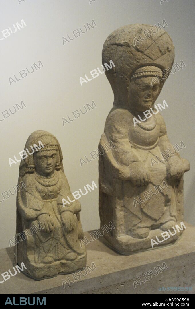 Cultura Ibérica. Damas sedentes. Siglo III a. C. Piedra caliza. Procedentes del Santuario del Cerro de los Santos (Montealegre del Castillo, provincia de Albacete). Museo Arqueológico Nacional. Madrid. España.