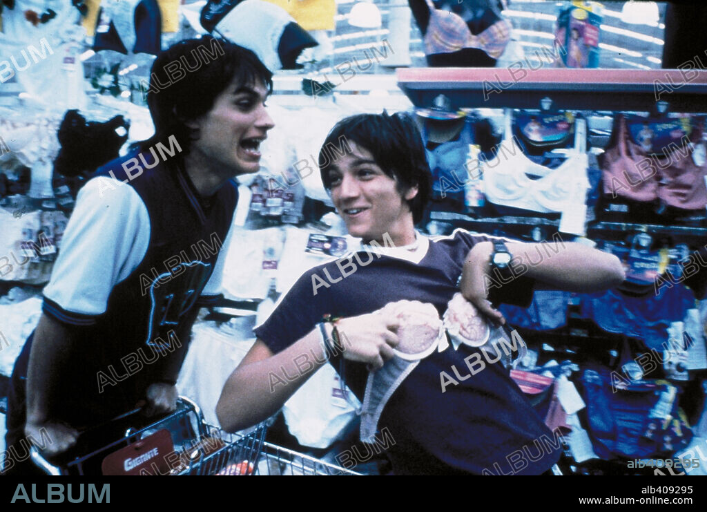 DIEGO LUNA y GAEL GARCIA BERNAL en Y TU MAMÁ TAMBIÉN, 2001, dirigida por ALFONSO CUARON. Copyright IFC FILMS.