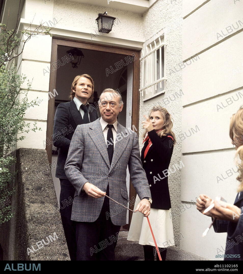 DERRICK / Madeira BRD 1975 / Theodor Grädler Image: FRITZ WEPPER (Inspector Klein), HORST TAPPERT (Senior Inspector Derrick), SUSANNE UHLEN (Kläre Henkel).