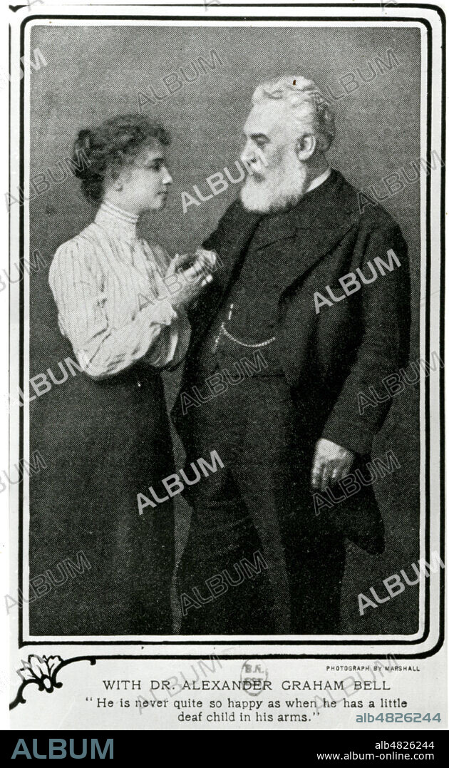 Alexander Graham BELL (1847-1922) et Helen KELLER (1880-1968), jeune femme aveugle et sourde qui parviendra a etre la premiere handicapee a obtenir un diplome universitaire (grace a son institutrice Anne Sullivan ) . La mere et la femme de BELLE etaient sourdes, ce qui l'encouragea tte sa vie a apprendre a parler aux sours. C'est lui qui conseille aux parents d'Helen Keller de faire appel a l'educattrice Anne Sullivan pour tenter de la faire sortir de son etat d'enfant tres perturbe. Collection KHARBINE-TAPABOR.