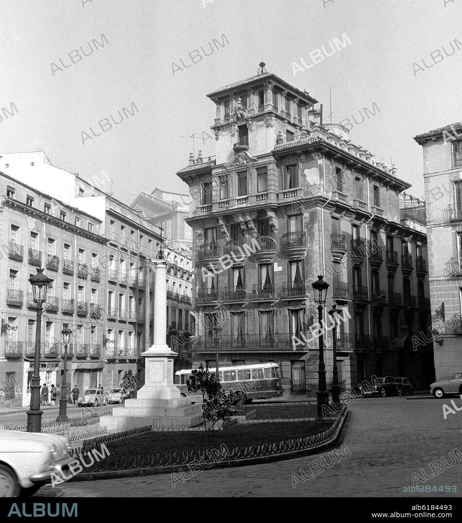 CAYO REDON Y TAPIZ (?-1923). CASA PALACIO DE RICARDO ANGUSTIAS Y MONOLITO EN HONOR DE VELAZQUEZ - PLAZA DE RAMALES - 1922 - FOTOGRAFIA EN BLANCO Y NEGRO - AÑOS 60.