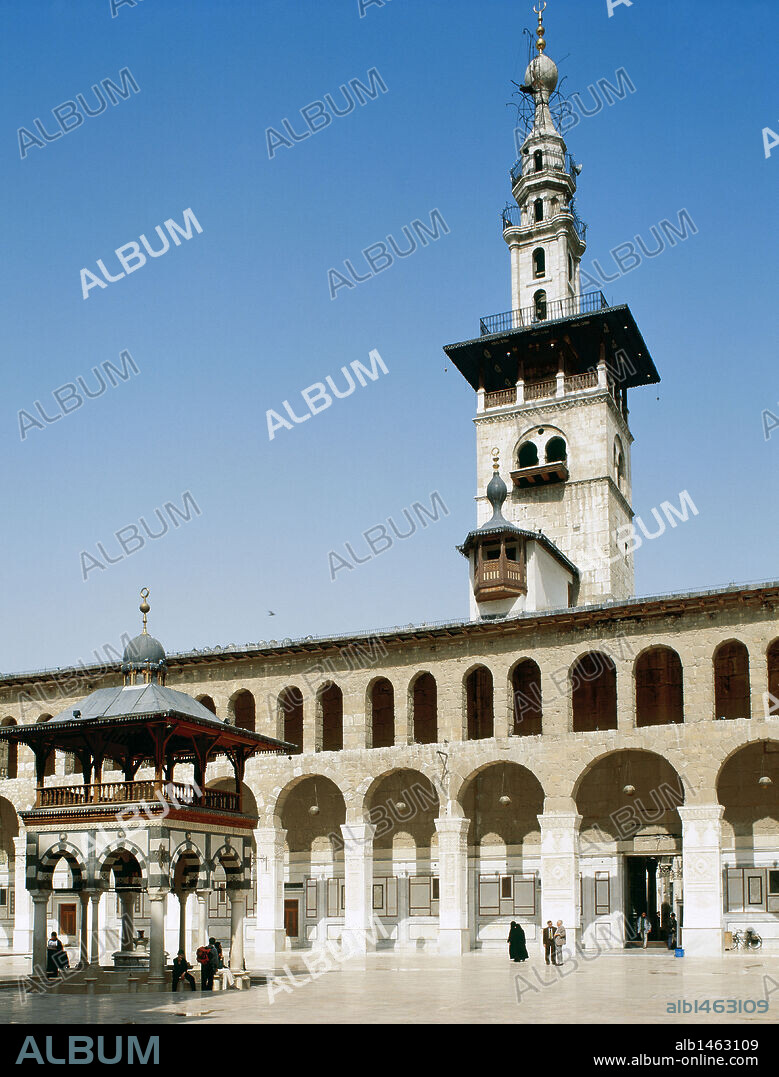 ARTE ISLAMICO. PROXIMO ORIENTE. MEZQUITA DE DAMASCO. Vista parcial del PATIO de la Mezquita Omeya, con la FUENTE DE LAS ABLUCIONES en el centro. Al fondo, el alminar conocido como el de la Novia. Edificio contruido a principios del S. VIII. DAMASCO. Siria.