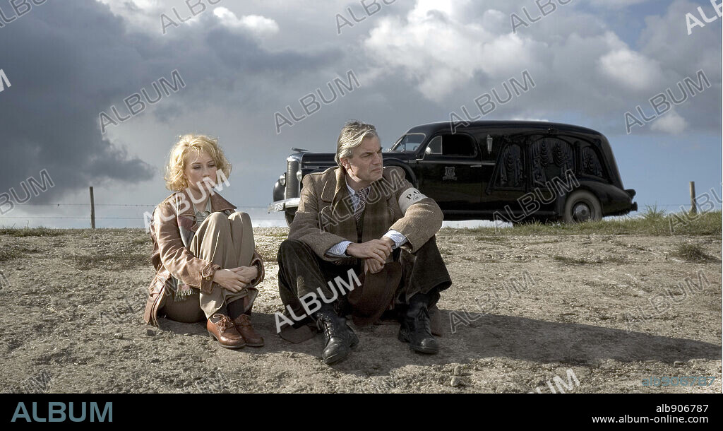 CARICE VAN HOUTEN and DEREK DE LINT in BLACK BOOK, 2006 (ZWARTBOEK), directed by PAUL VERHOEVEN. Copyright FU WORKS/ HECTOR BV/ MOTEL FILMS/ CLOCKWORK FILM.