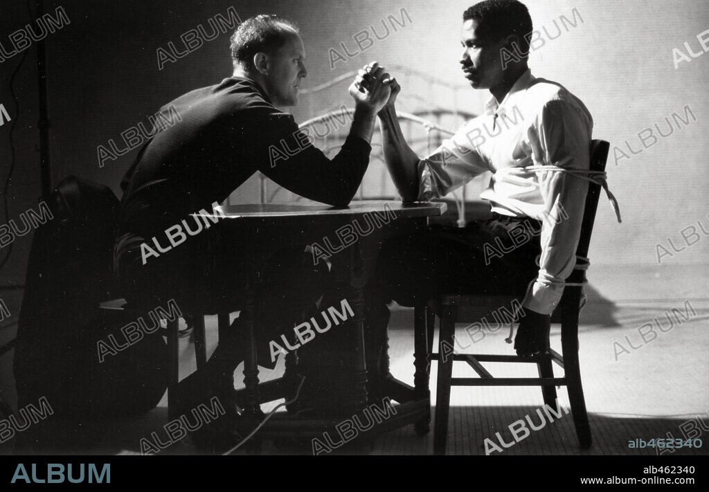 DENZEL WASHINGTON and JOHN LITHGOW in RICOCHET, 1991, directed by RUSSELL MULCAHY. Copyright FIRST INDEPENDENT/SUMMIT/SILVER.