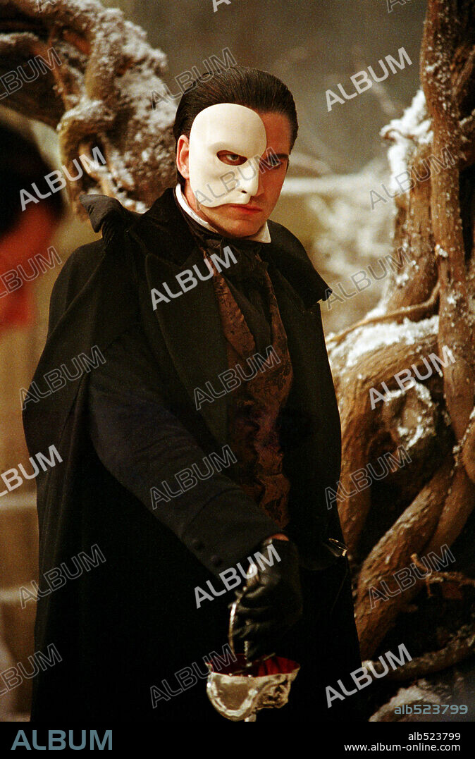 GERARD BUTLER in THE PHANTOM OF THE OPERA, 2004, directed by JOEL SCHUMACHER. Copyright WARNER BROS. PICTURES / BAILEY, ALEX.