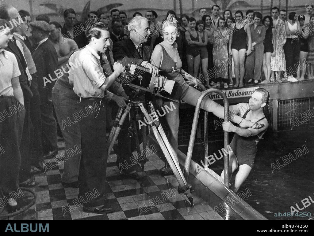 GERMANY BERLIN around 1930. Orig. caption ... GIVE ALPS AND GUSTAV FRÖHLICH FILMEN IN LUNABAD. This afternoon, the outdoor shooting for the new Gitta Alpar film began in the Lunenap Wellenbad. U.B.z. Gitta Alpar and Gustav Fröhlich in a scene during the filming in Lunabad. Photo: Keystone View Company / AB Text & Bilder / SVT / Code: 5600 Folder: Sound film: Germany 1117 A2 Recording of the film Gitta discovered your heart under the direction of Carl Froehlich. The film premiered in 1932. Directors Cameramen Film cameras Swimming pools persons: GITTA ALPAR; CARL FROELICH; GUSTAV FRÖHLICH sites: BERLIN; GERMANY PhotoDate: 193? - ?? - ??.
